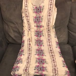 Sleeveless cream dress with floral motif